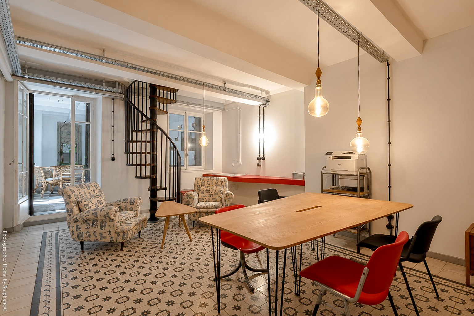 Bureau voûté avec escalier en colimaçon