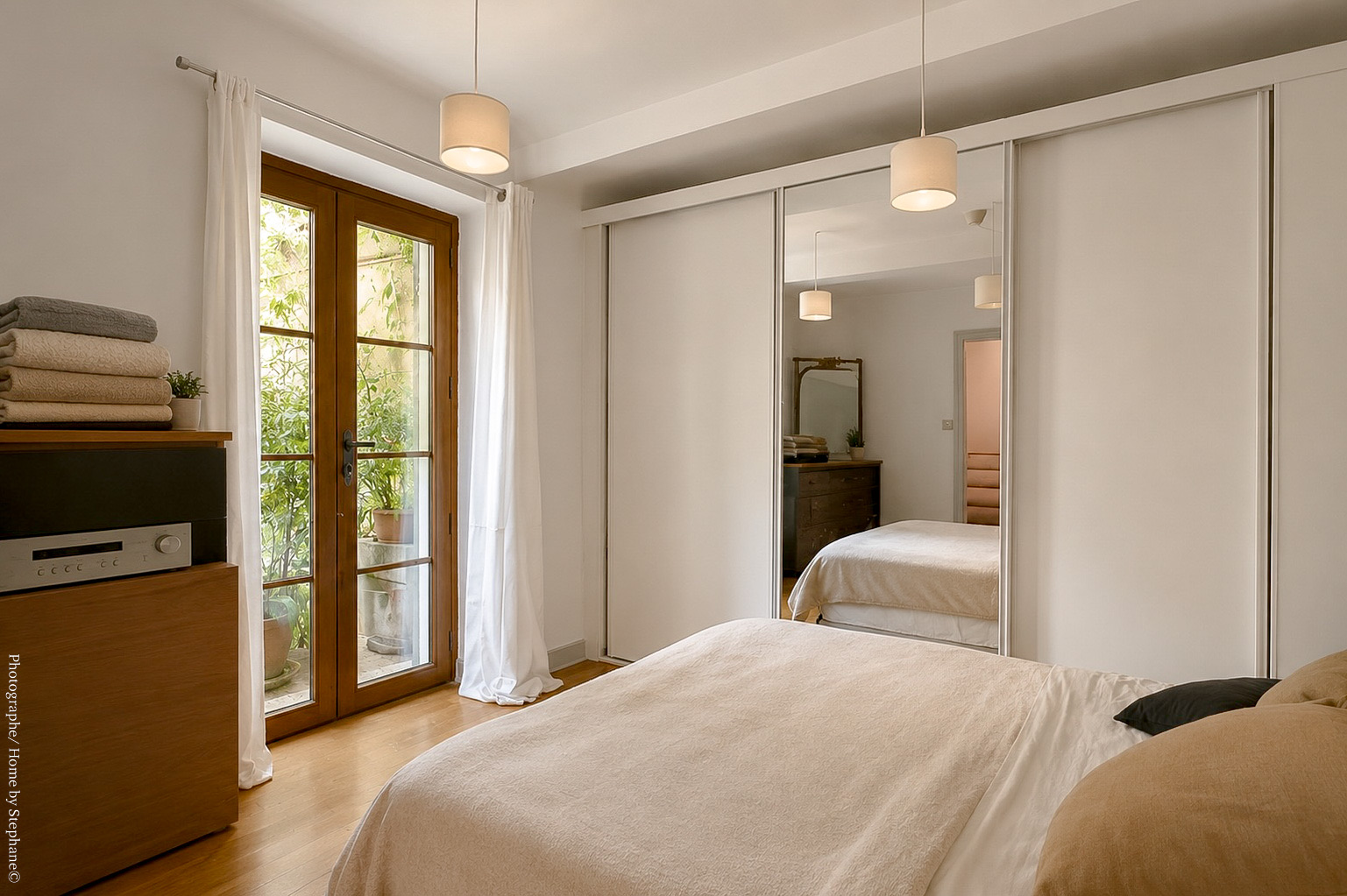 Chambre d'amis ouverte sur la végétation