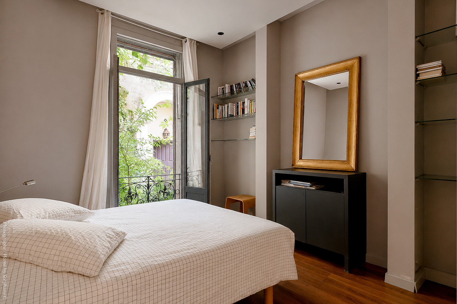 Chambre principale ouverte sur la cour végétalisée