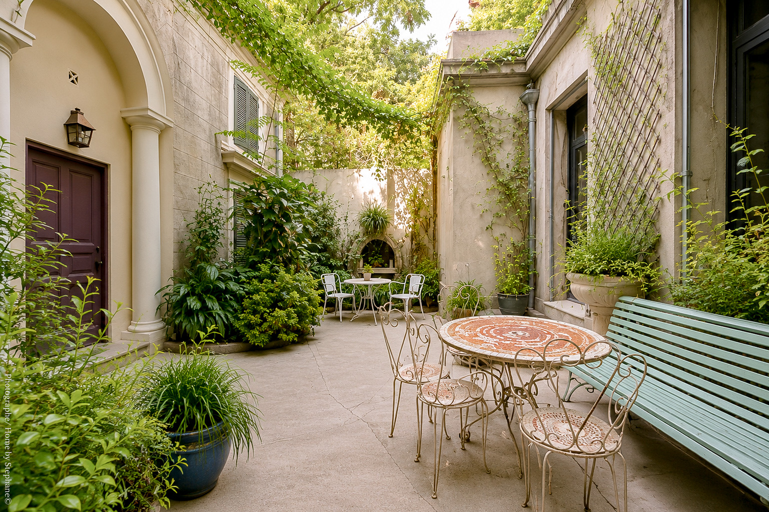 Cour intérieure, banc et table en mosaïque