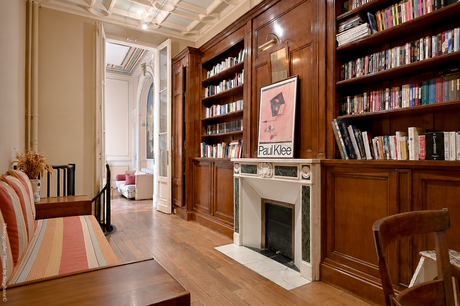 Entrée bibliothèque aux boiseries et cheminée