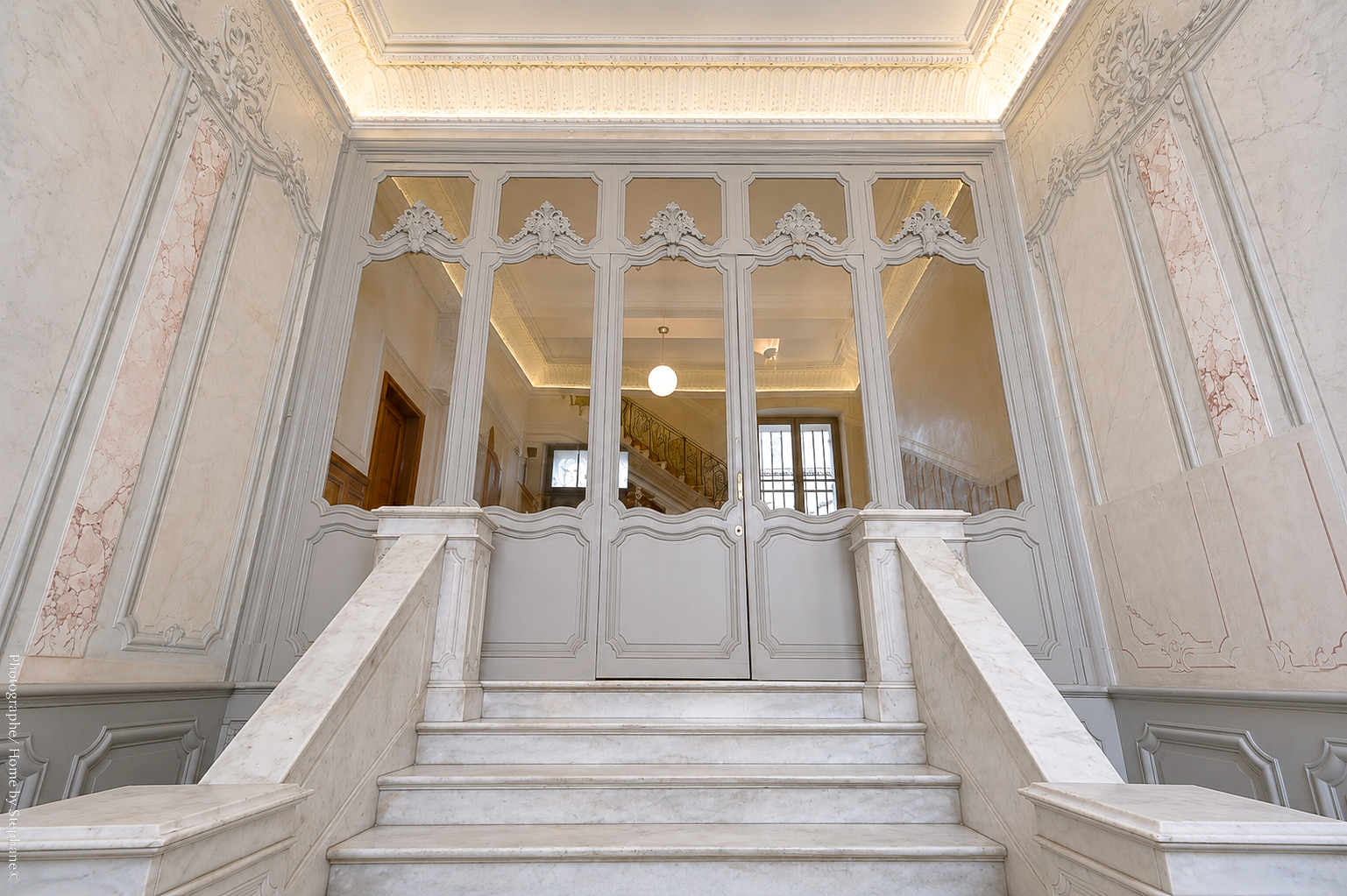 Escalier d'honneur en marbre à l'entrée de l'immeuble