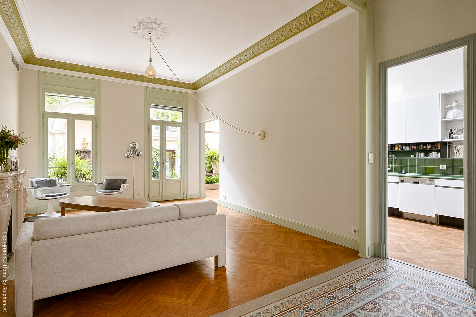 Grand salon clair ouvert sur la cuisine