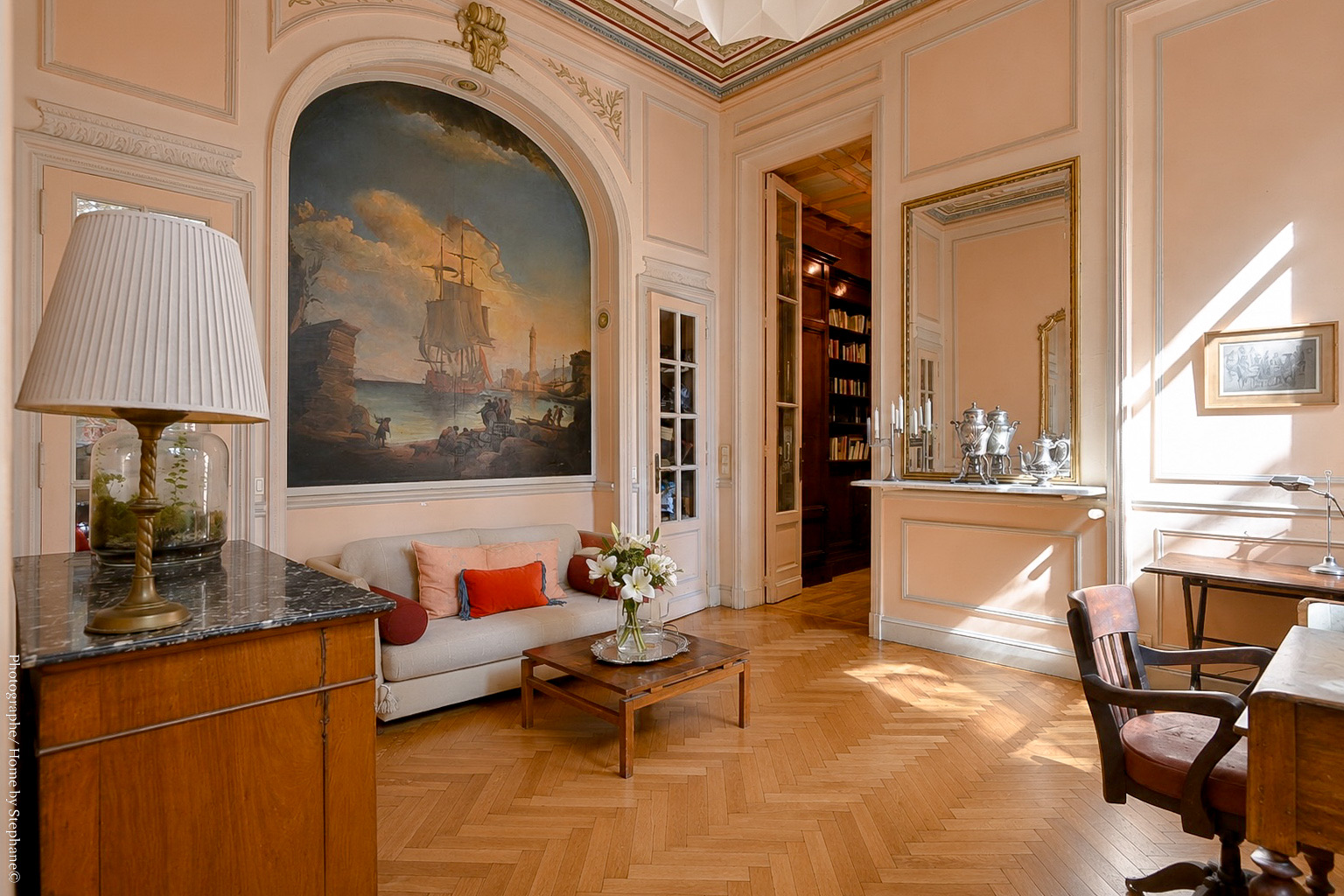 Petit salon et grande toile marine cintrée