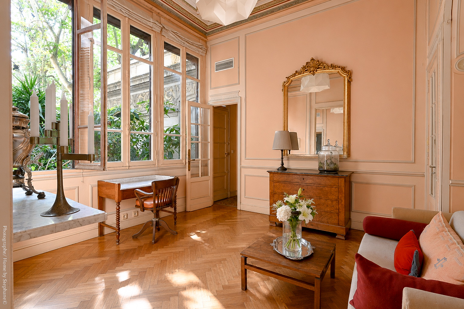 Petit salon rose poudré ouvert sur la verrière