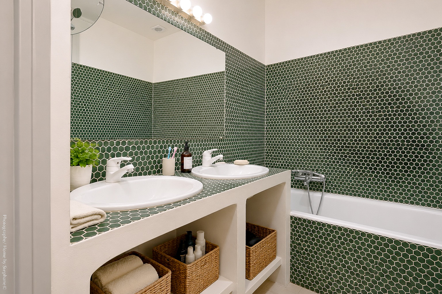 Salle de bains habillée de mosaïque verte