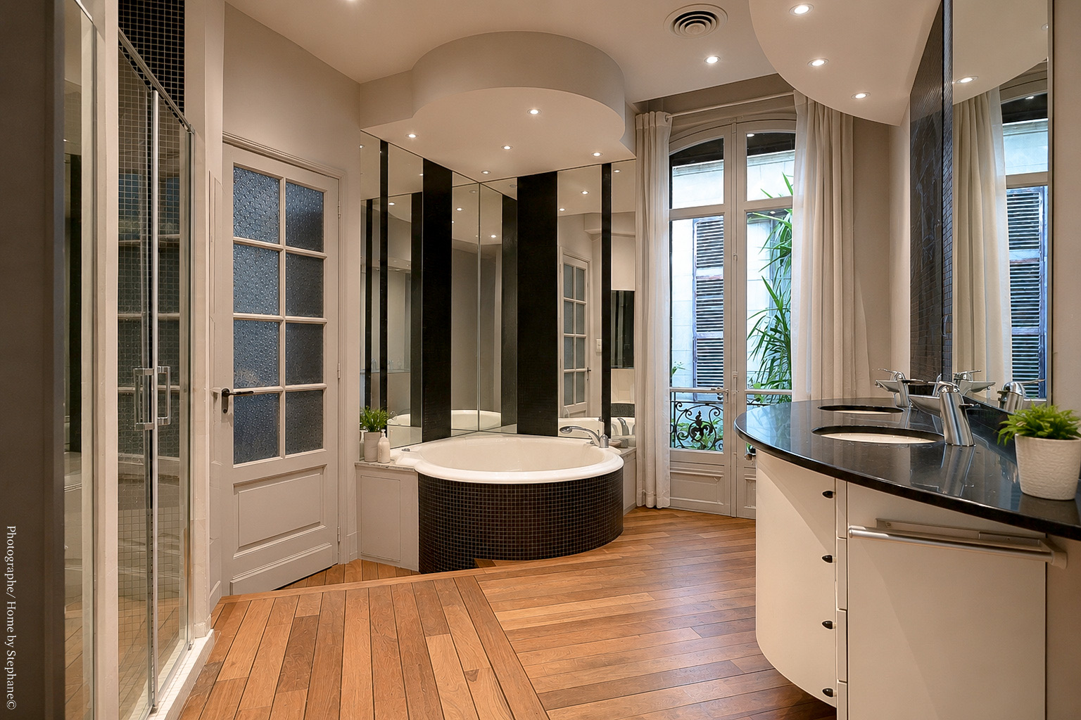 Grande salle de bains, baignoire ronde et double vasque