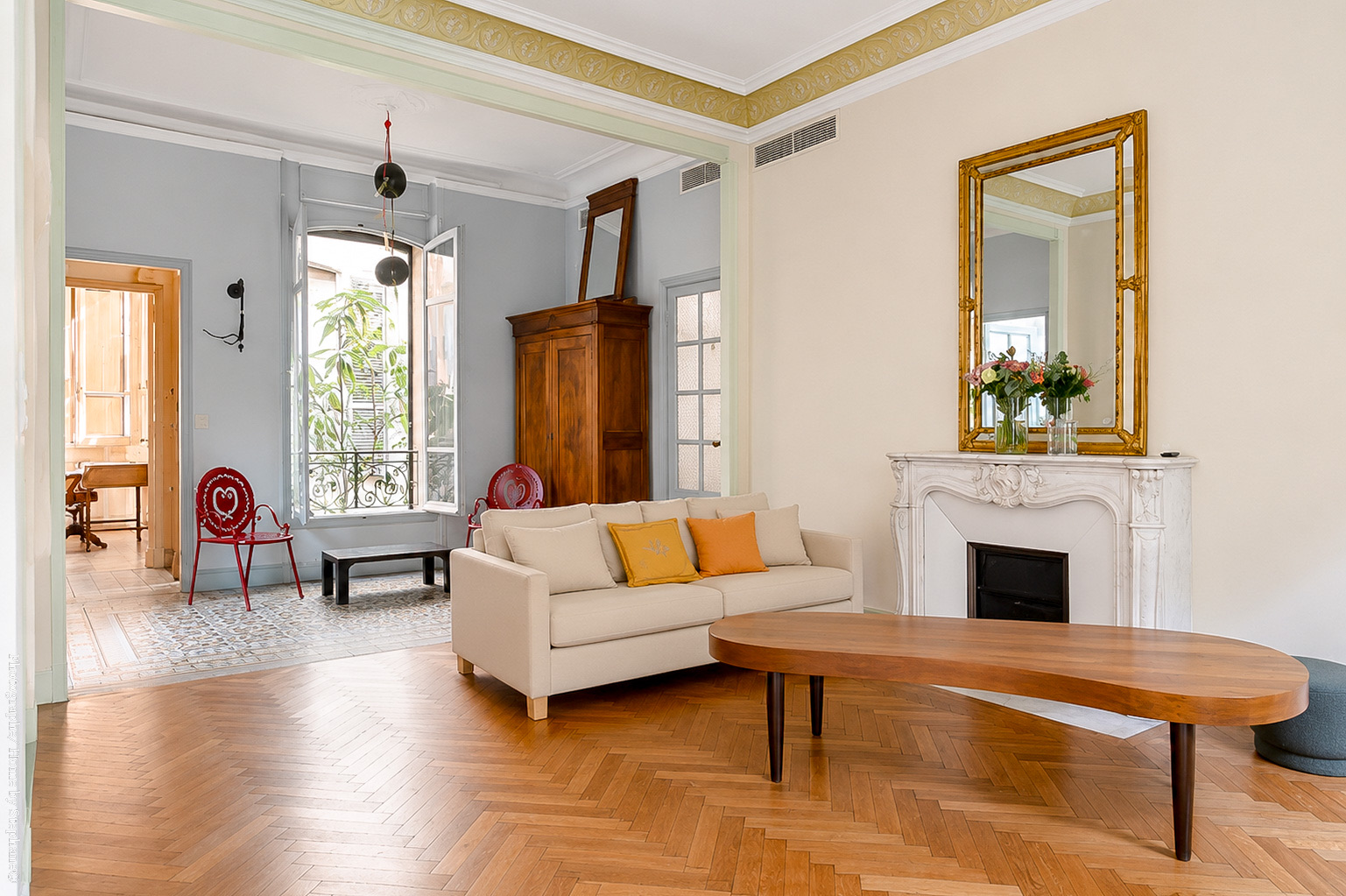 Salon traversant lumineux ouvert sur la cour