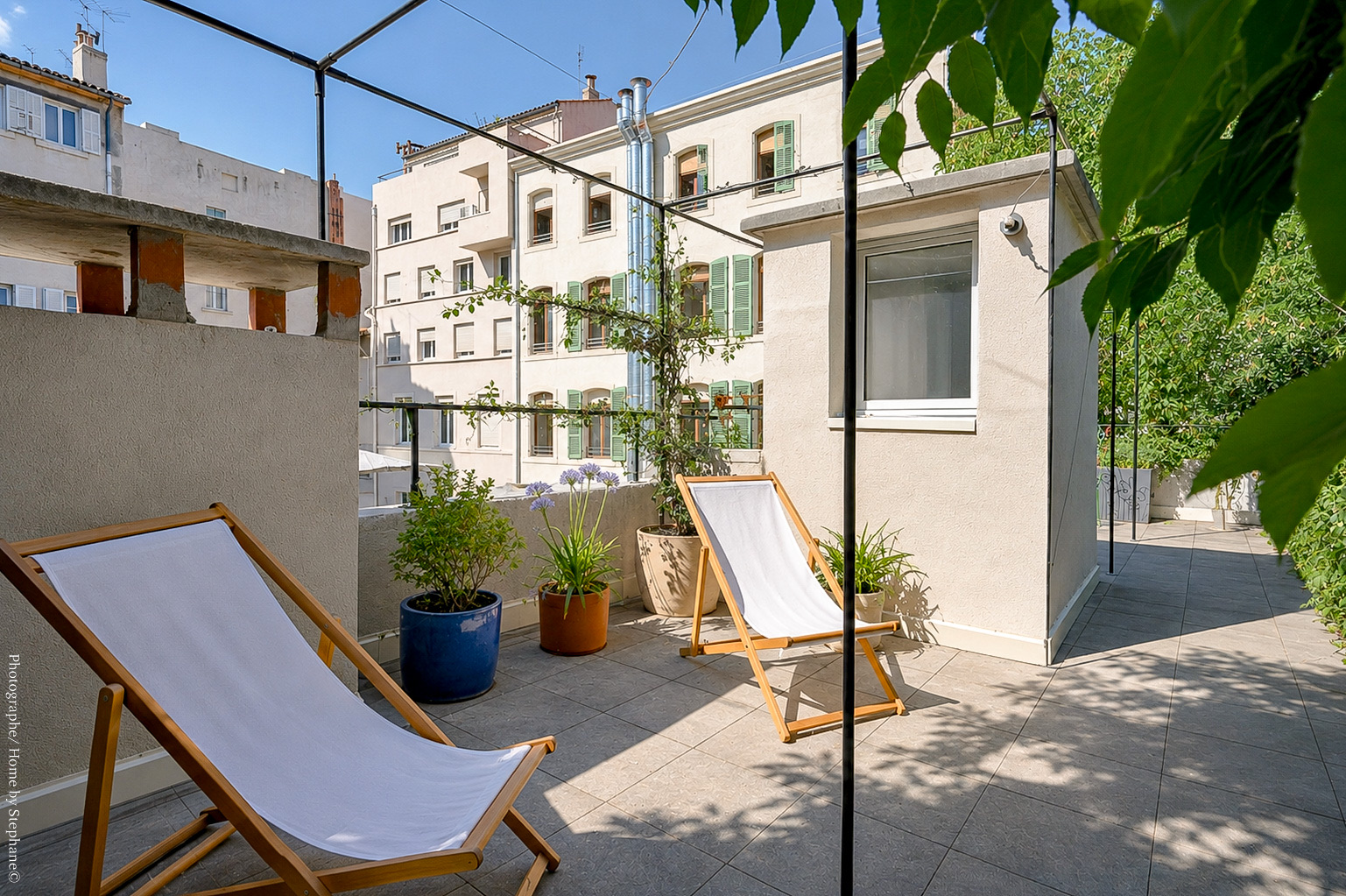 Toit-terrasse et ses transats, vue sur les toits